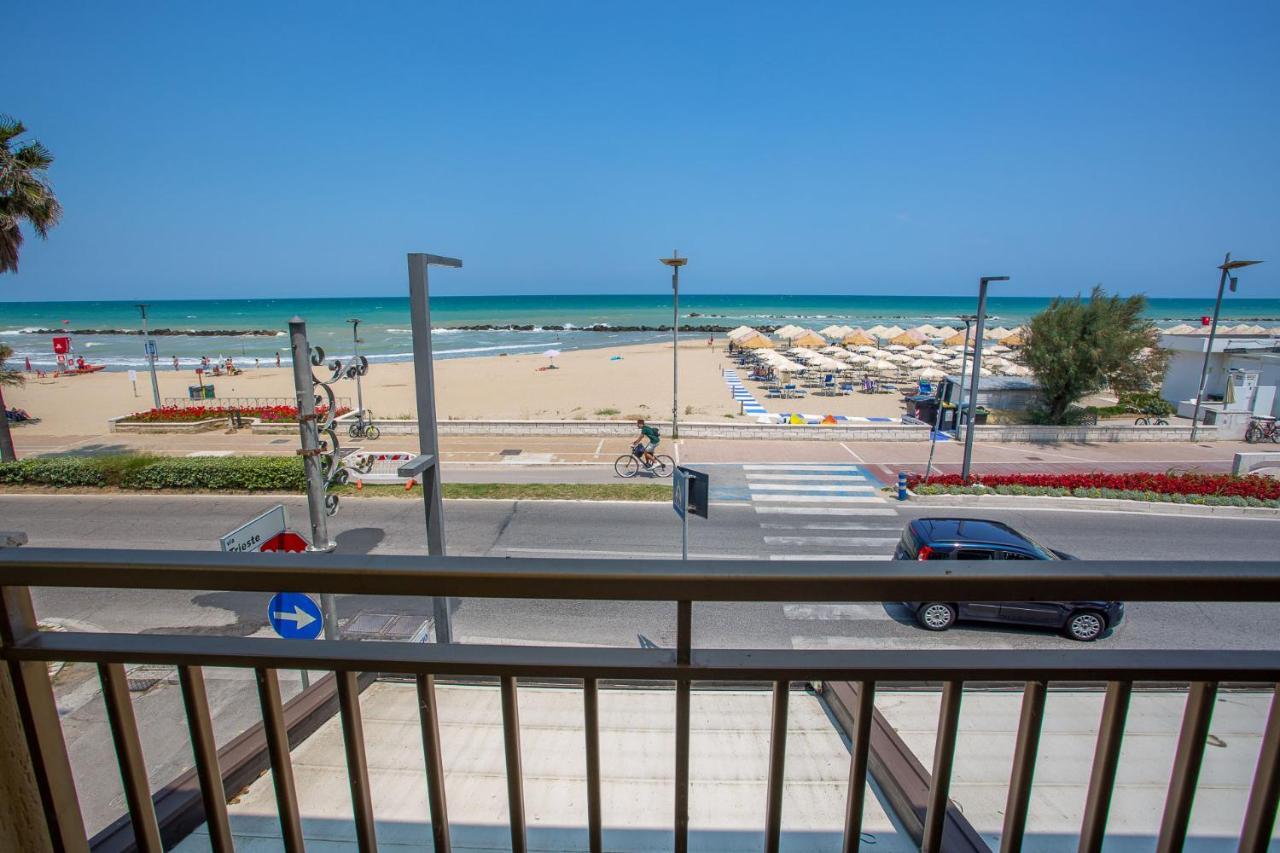Palm Beach House - Vista Mare Montesilvano Marina Dış mekan fotoğraf